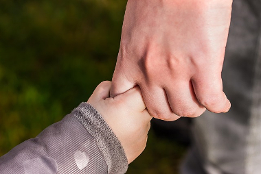 main du parent et de son enfant